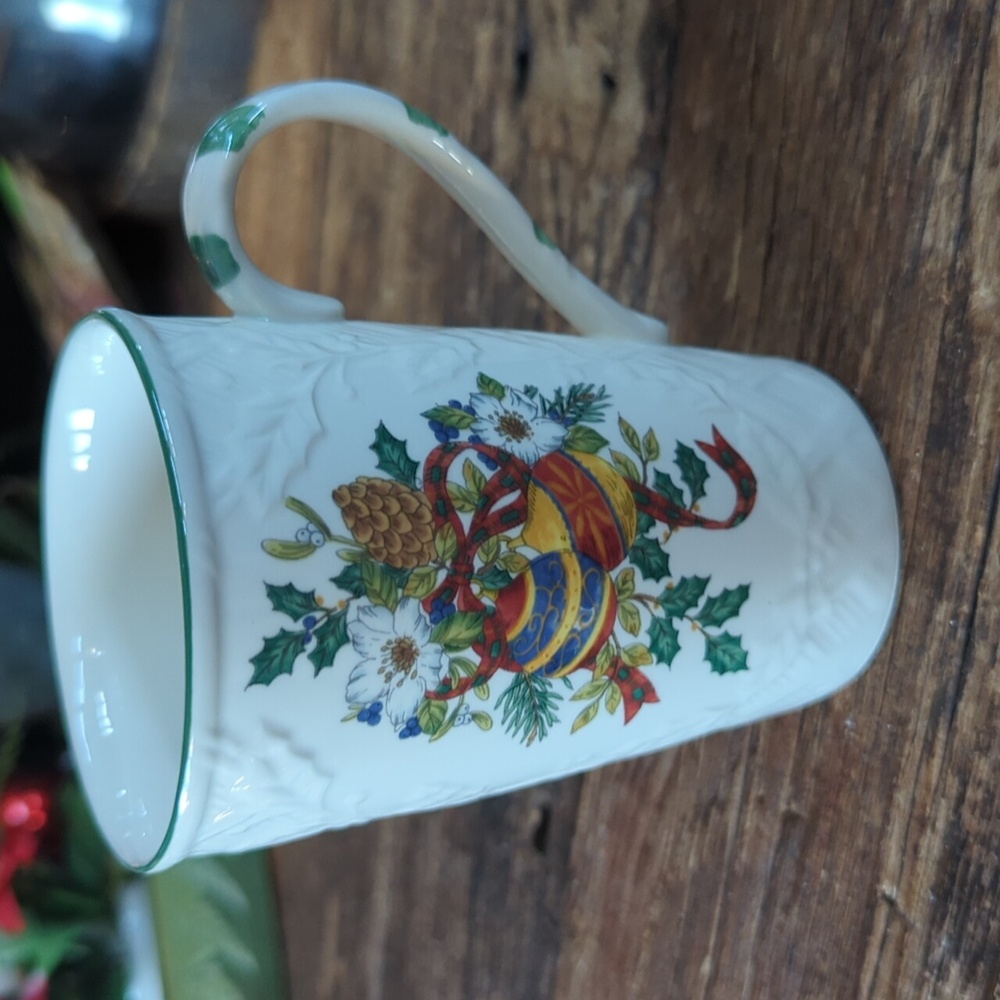Mikasa English Countryside Festive Spirit DP005 Christmas Holly Bells Cup Mug